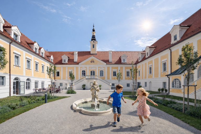 Sonnenterrasse_mitKindern_FC_HotelSchlossHaindorf_ChatGPT_i